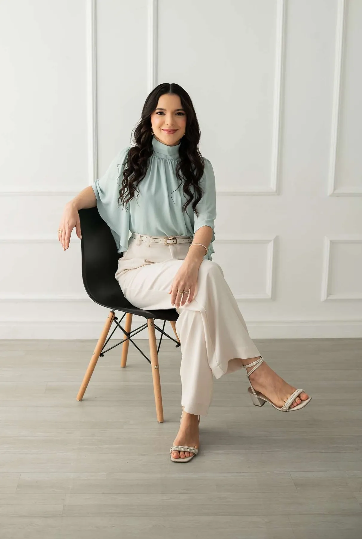 Dra Marinna sentada numa cadeira